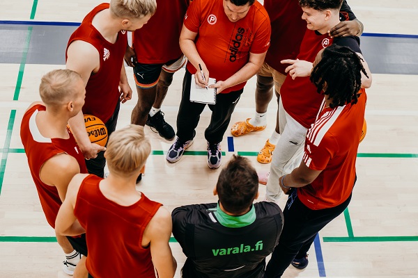 A basketball team getting coached